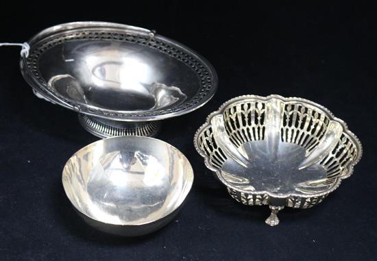 A late Victorian silver bon bon basket and two silver bowls, 10.5 oz.